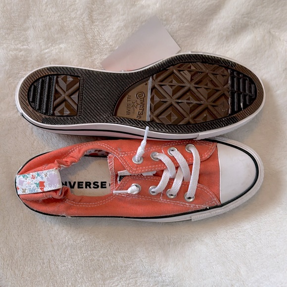 Converse All Star size 7.5 low top sneakers; back, inside and tongue detail - Picture 3 of 4